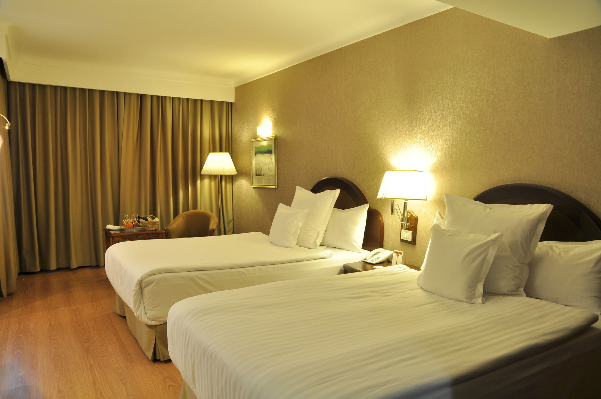 Altinel & Convention Center מלון